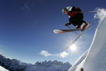 Skifahren unterblauem Himmel
